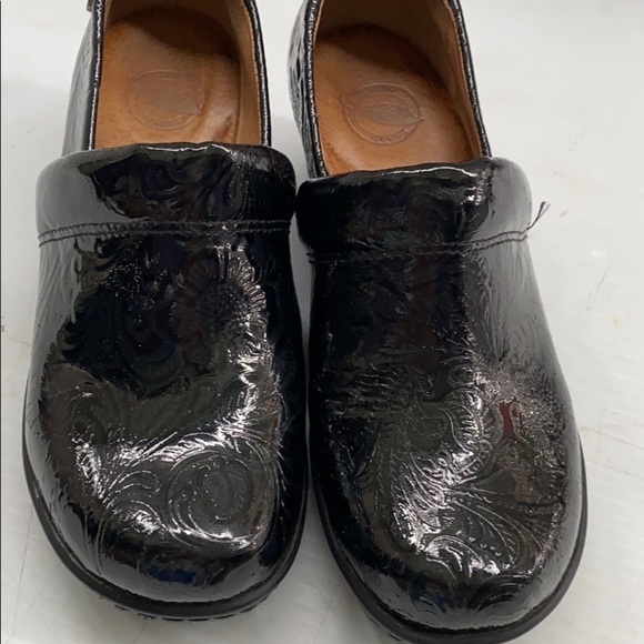 Nurture Clogs size 7.5 black paisley - Picture 2 of 7